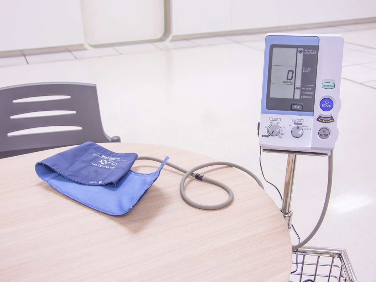 Aparelho de monitorização ambulatorial da pressão arterial em consultório