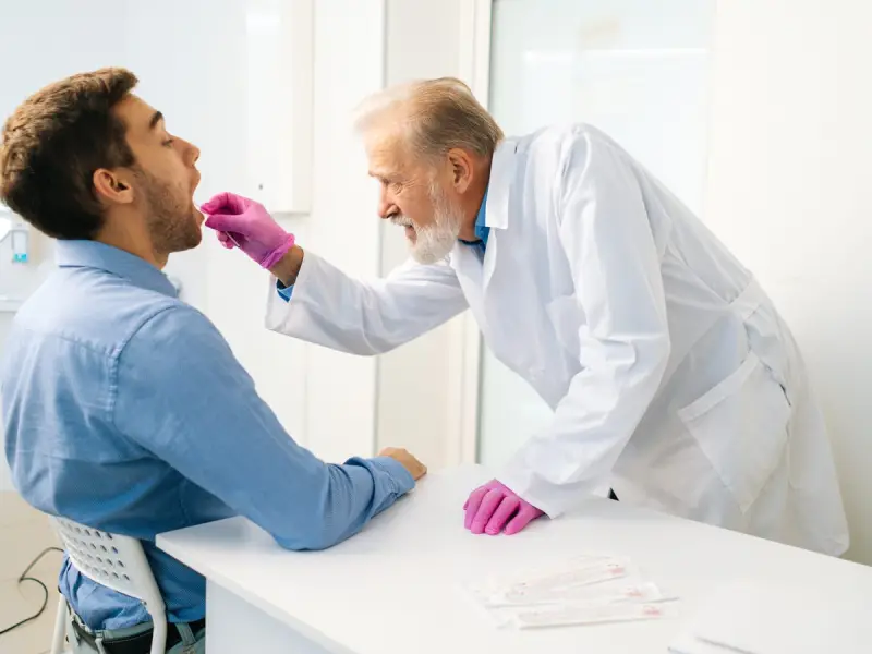Coleta de amostra para teste genético em consultório médico