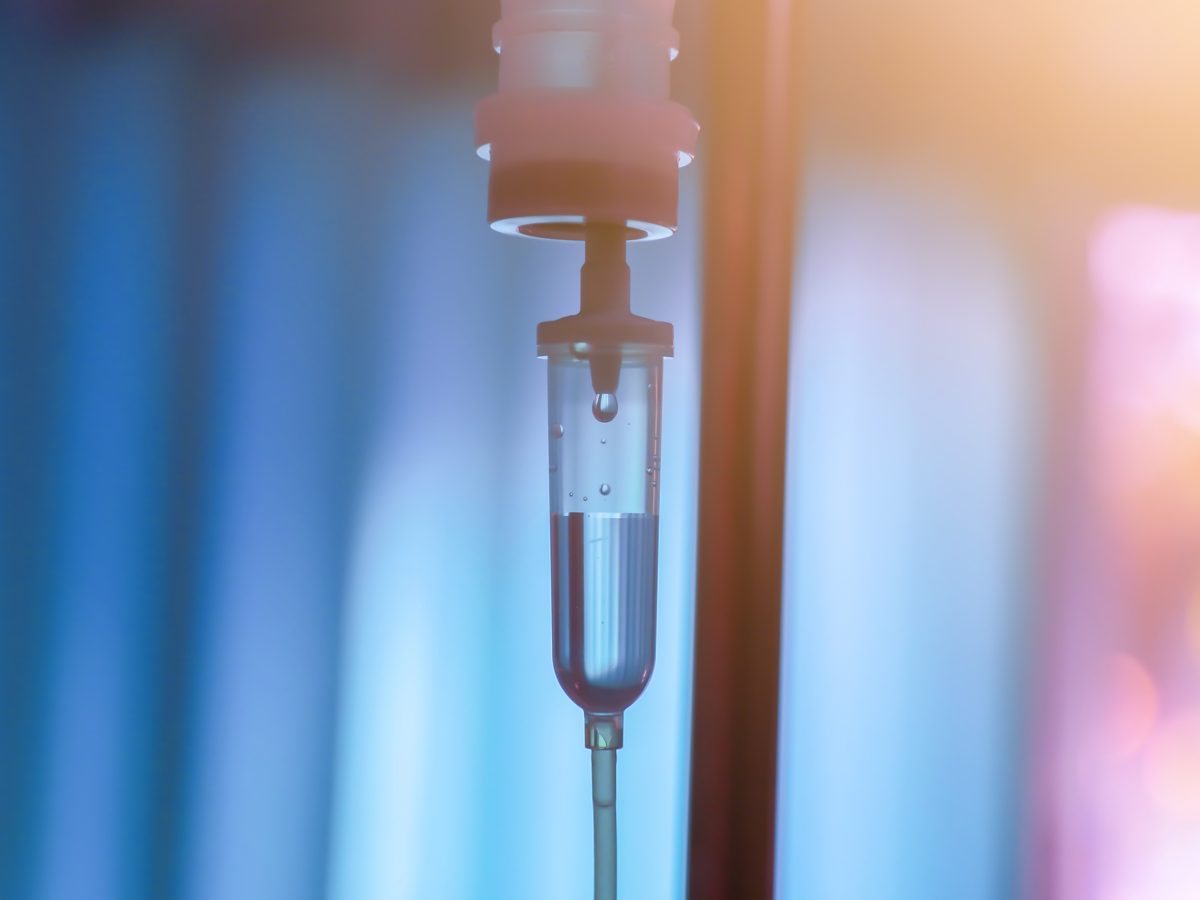 Equipamento de infusão venosa preparado para procedimento em clínica