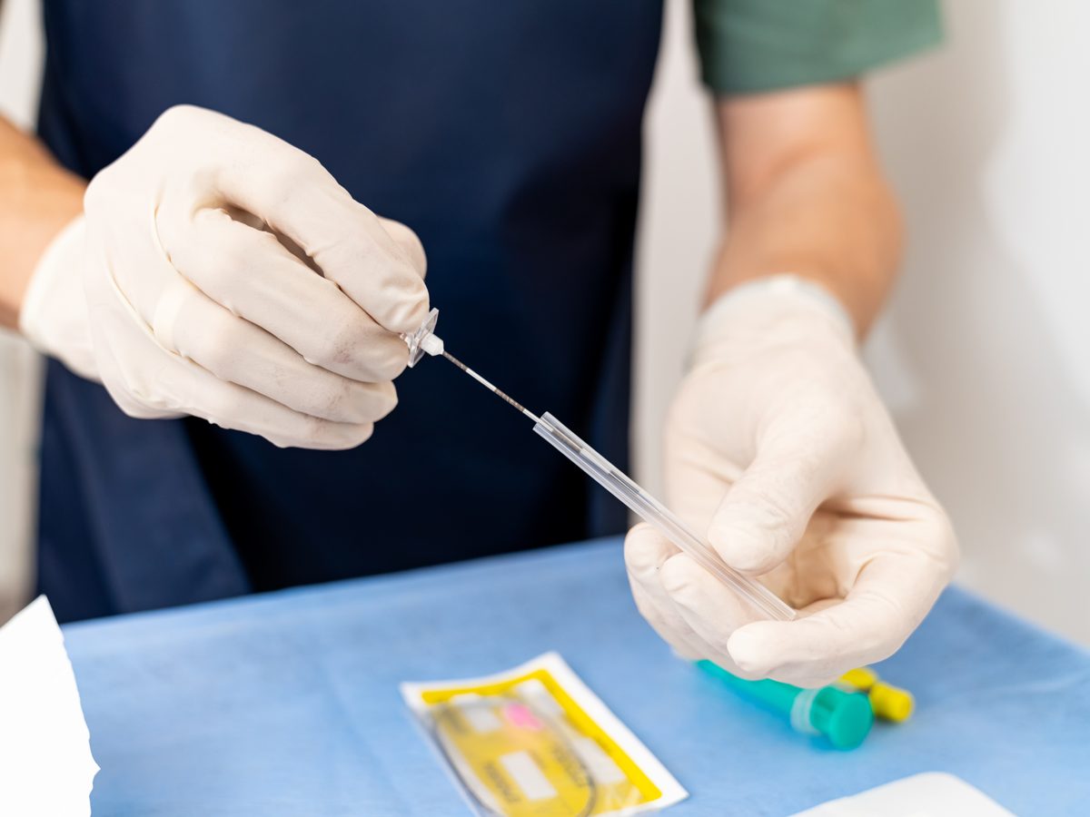 Instrumental estéril para implante de pellet hormonal em procedimento médico